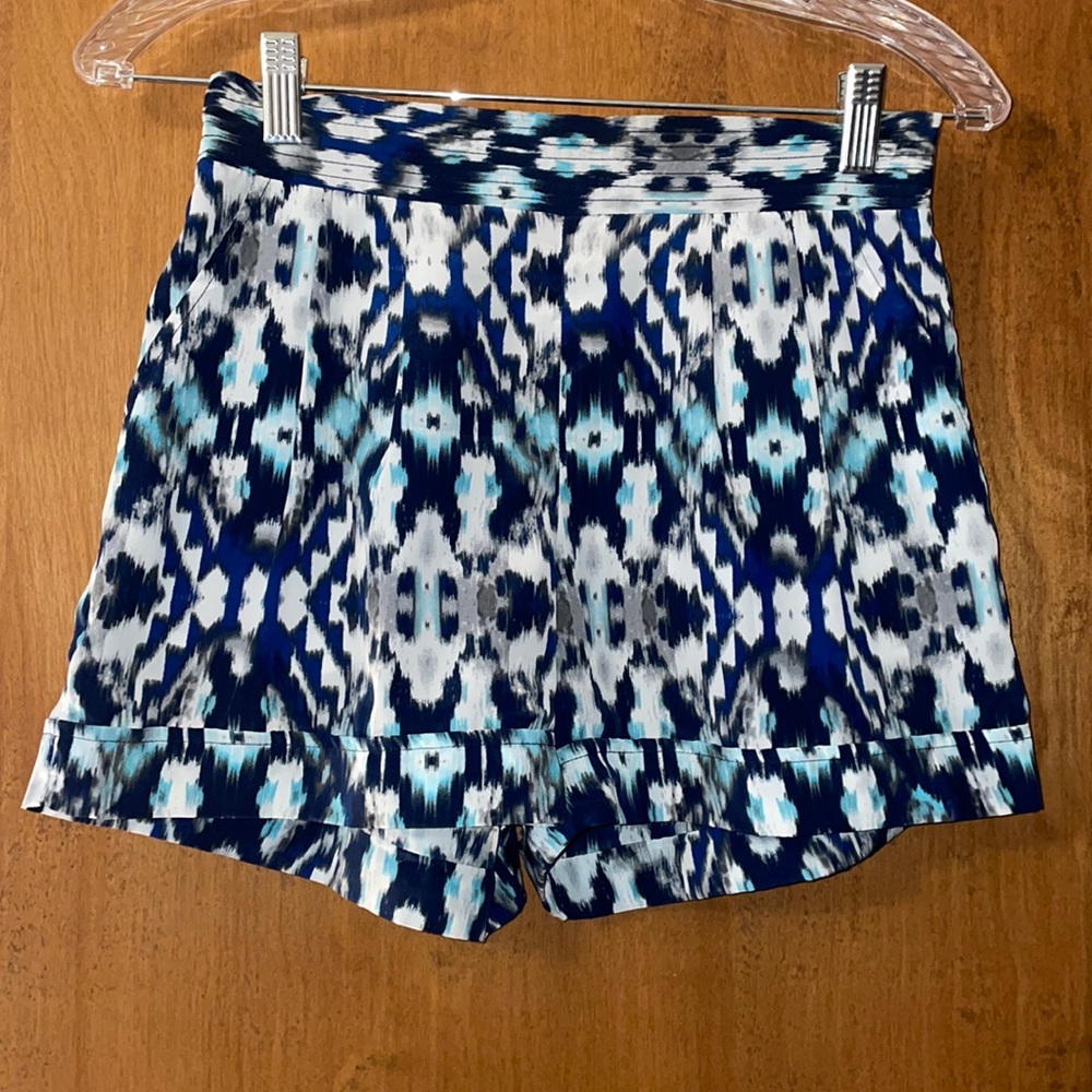 Geometric patterned shorts with elastic waist band